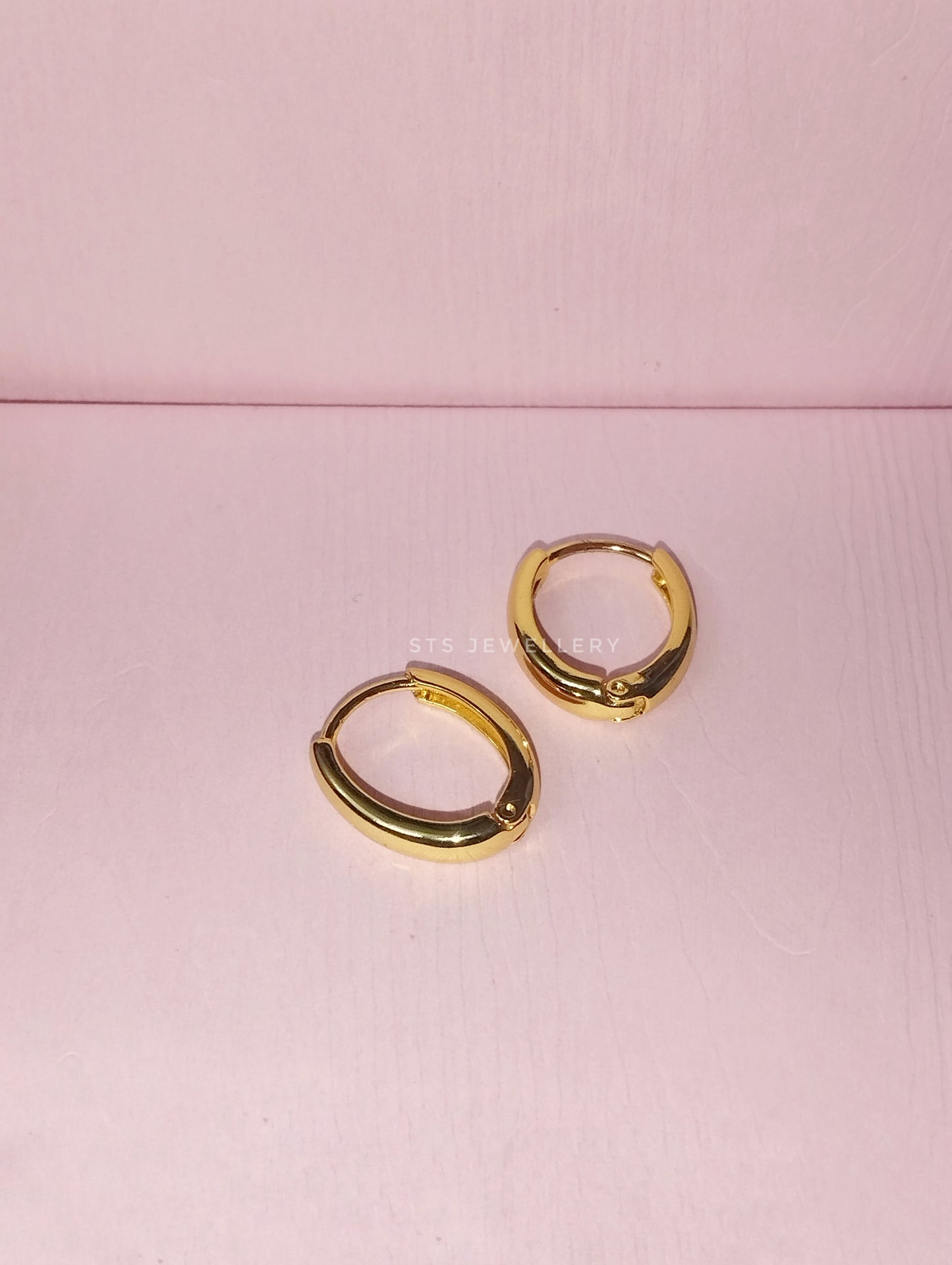 Minimal Pear Shaped Hoop Earrings 1.7 Cm
