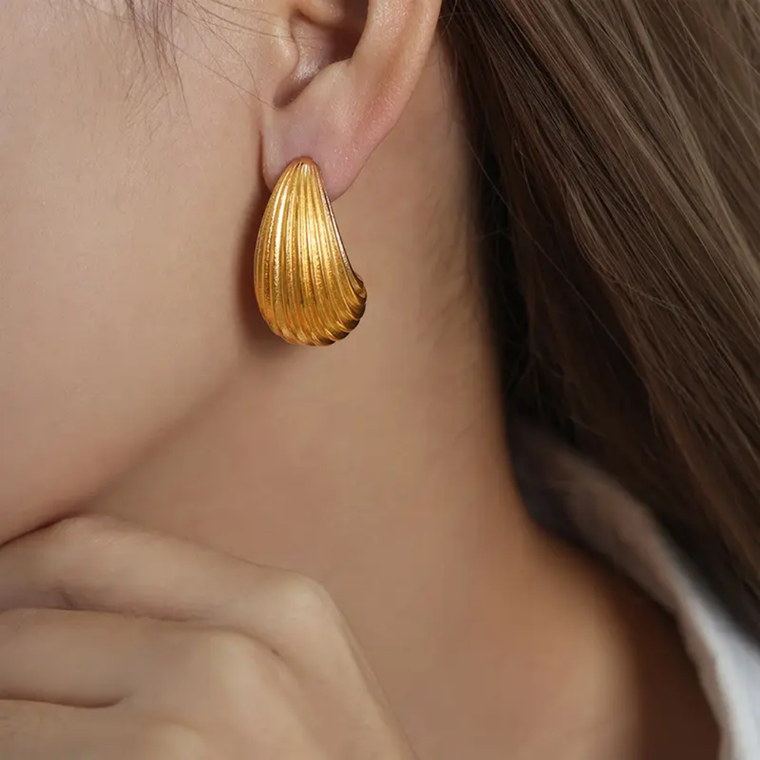 Denona Ribbed Chunky Earrings || Droplet Shaped Earrings