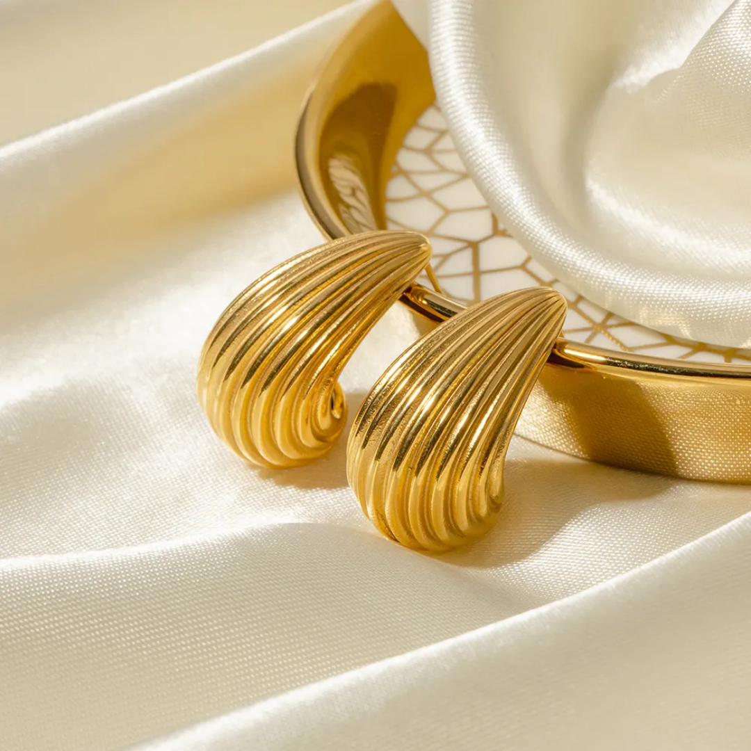 Denona Ribbed Chunky Earrings || Droplet Shaped Earrings